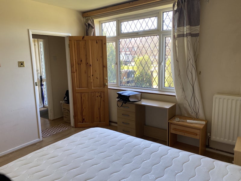 ' Double Bedroom in Borehamwood ' Room to Rent from SpareRoom