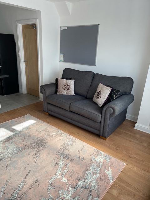 Photo 1: Lounge/kitchen 