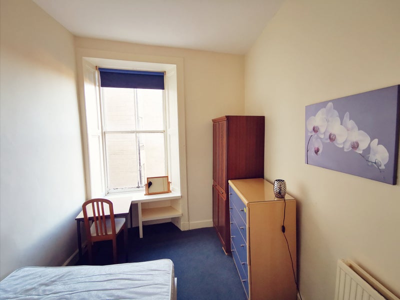 Photo 2: Middle Room  500