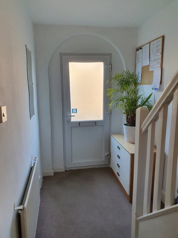 Photo 1: Bright hallway