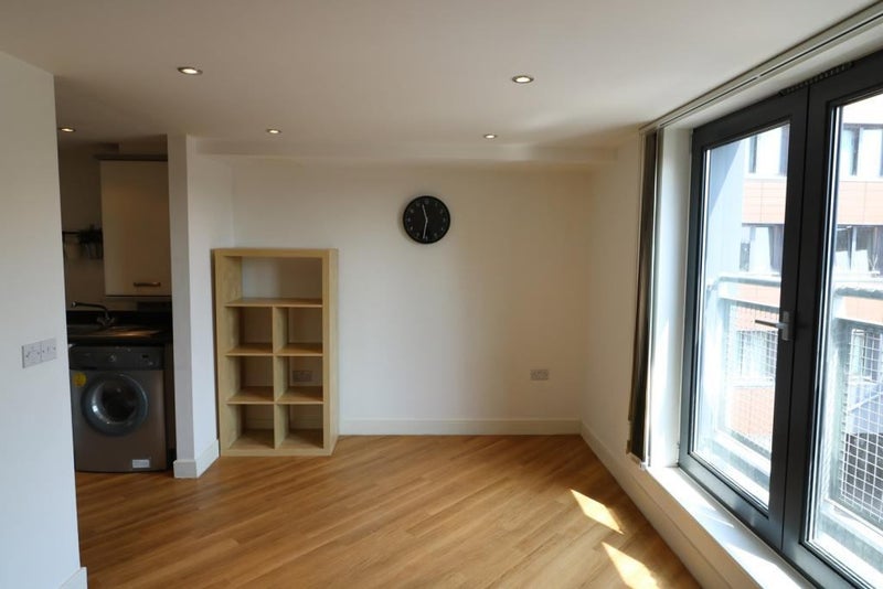 'Studio Flat, Gant Hill, Illford IG2' Room to Rent from SpareRoom