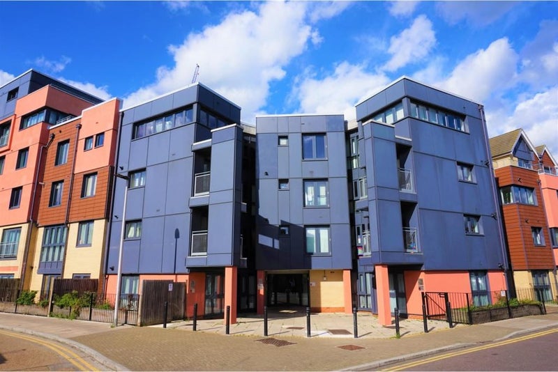 'Studio Flat, Gant Hill, Illford IG2' Room to Rent from SpareRoom