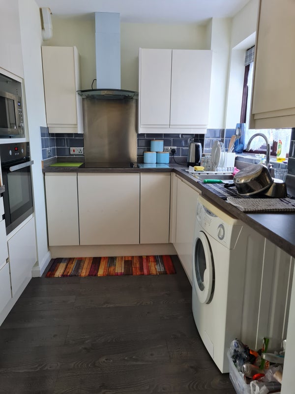 Photo 1: Kitchen 