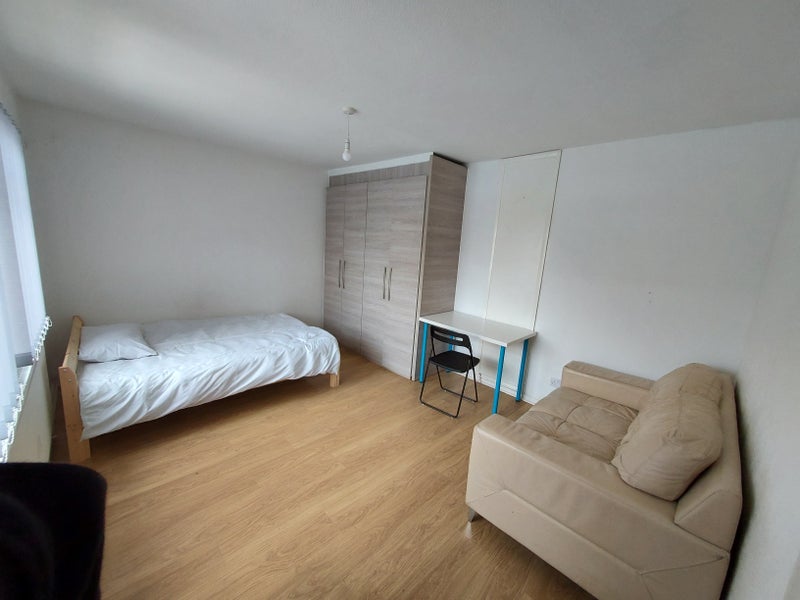 ' room to rent near Wythenshawe Hospital' Room to Rent from SpareRoom