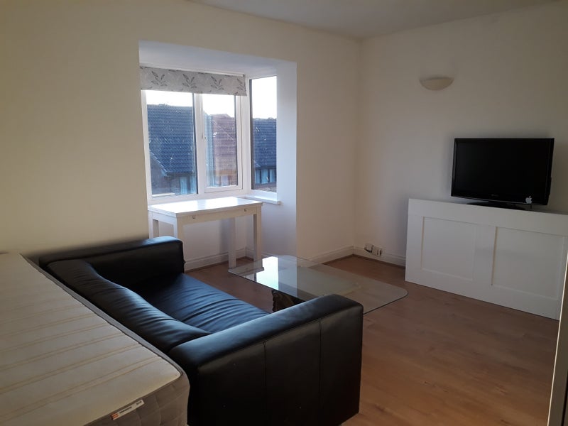 'Studio flat to rent in West Drayton' Room to Rent from SpareRoom
