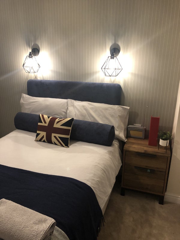 Photo 1: Double room near Great Western Hospital