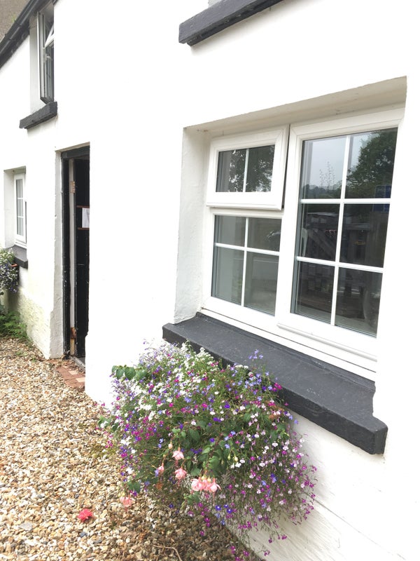 Photo 1: Proper 2 up 2 down cottage