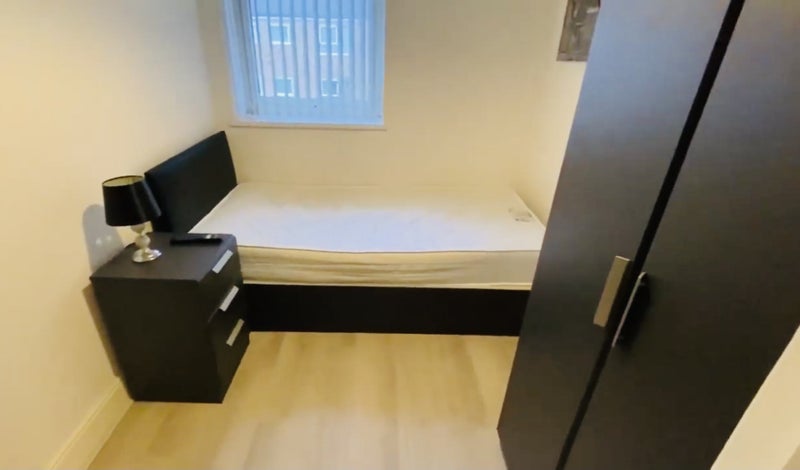 Photo 1: Room 2 Available