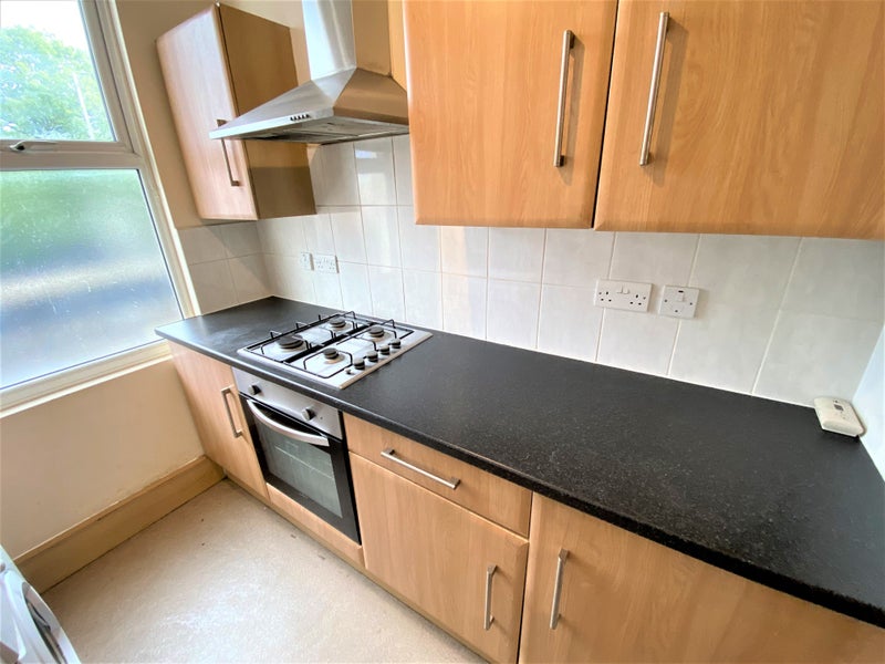 '1 Bed Flat With Sep Reception £995 Seven Kings' Room to Rent from
