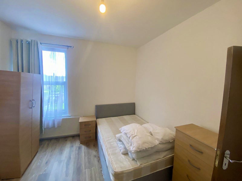 Photo 1: Room 1