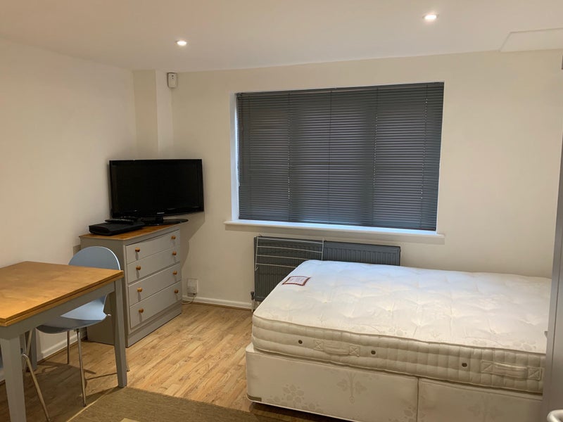 'Modern Studio flat in Speen, Newbury' Room to Rent from SpareRoom