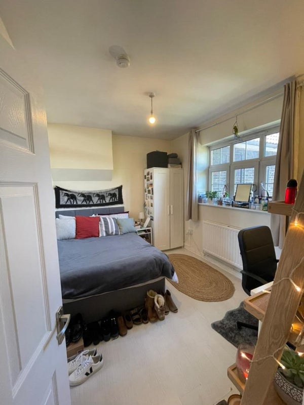 Photo 1: Bedroom