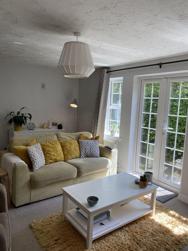 Photo 1: Lounge