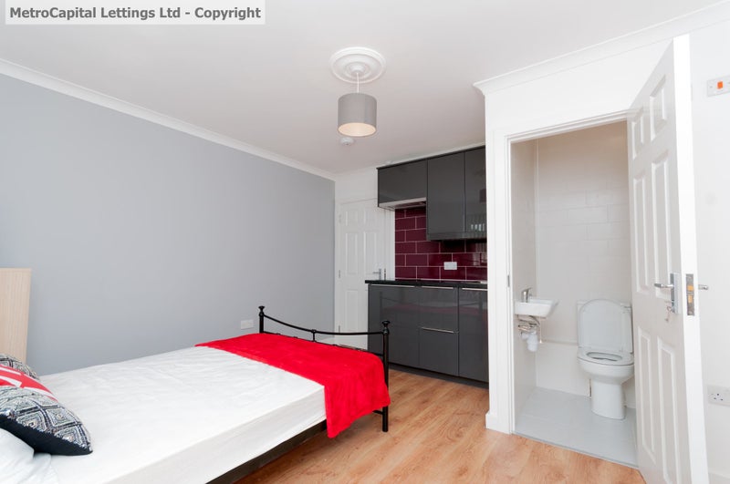 Photo 1: Ensuite Double Room 