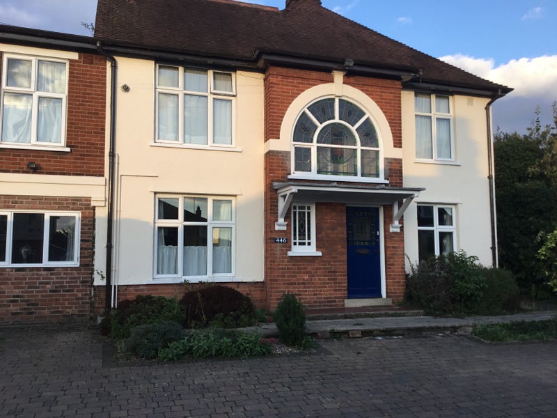 Photo 1: Spacious 5 bedroomed house with large drive for parking.