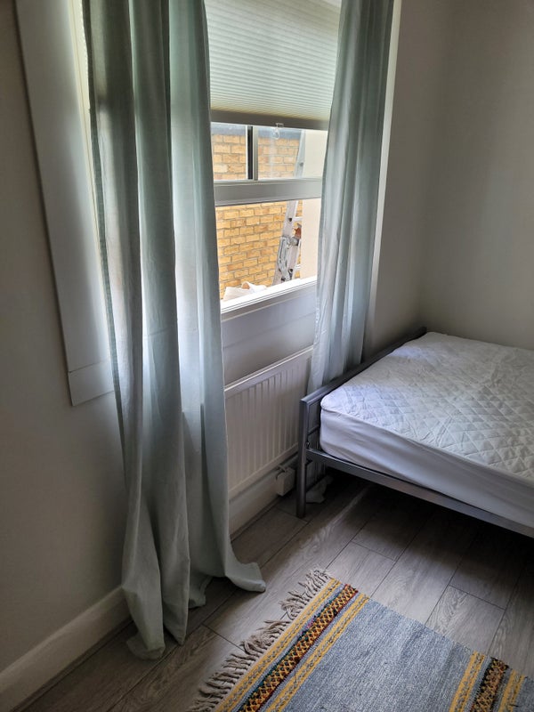 Photo 1: Bedroom 