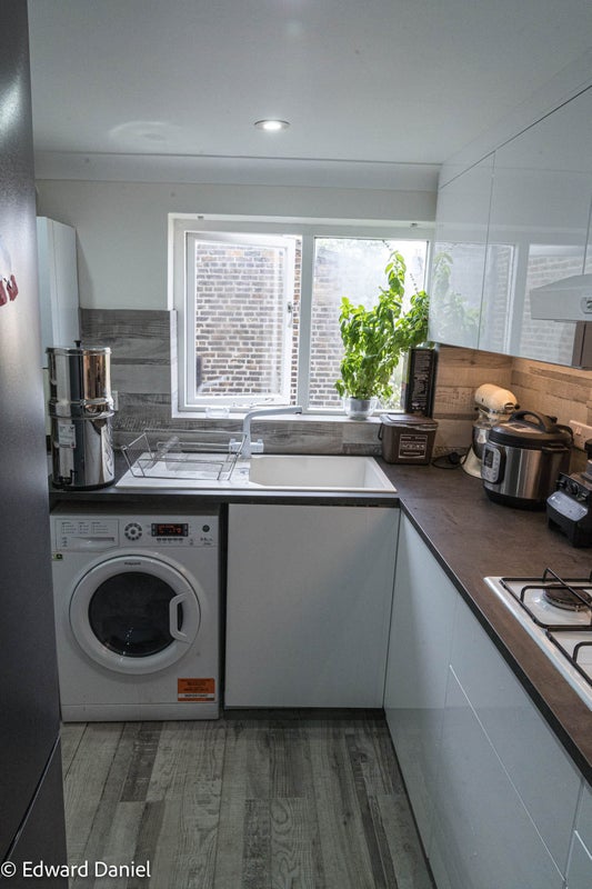 Photo 5: Kitchen