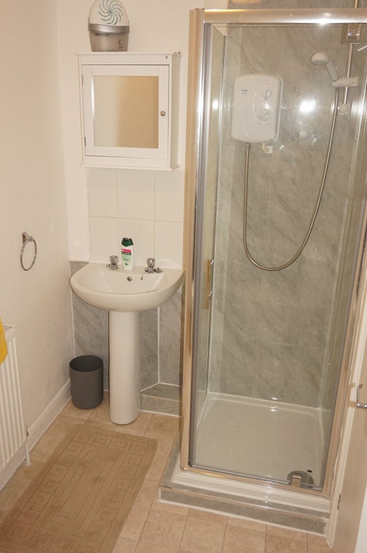 Ensuite room near Farnworth Town Centre' Room to Rent from