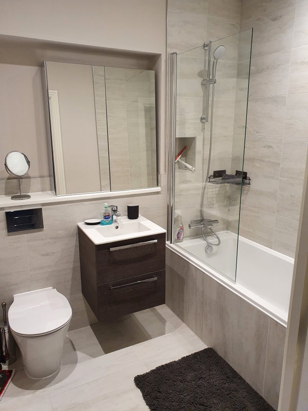 Photo 1: Main bathroom