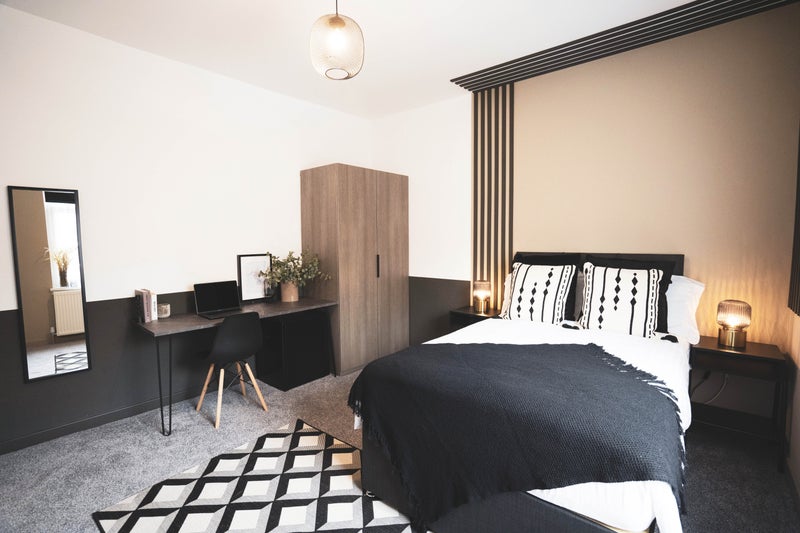 Photo 1: Bedroom