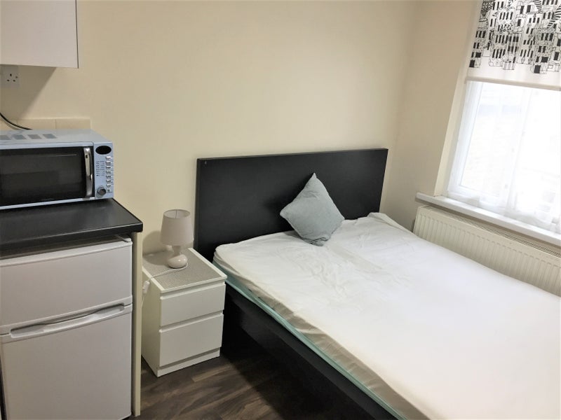 'Bedsit Studio £900 All Bills Included' Room to Rent from SpareRoom