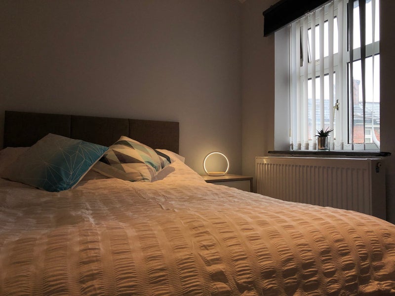 Photo 1: Double bed, Ring lamp incorporating wireless phone charger