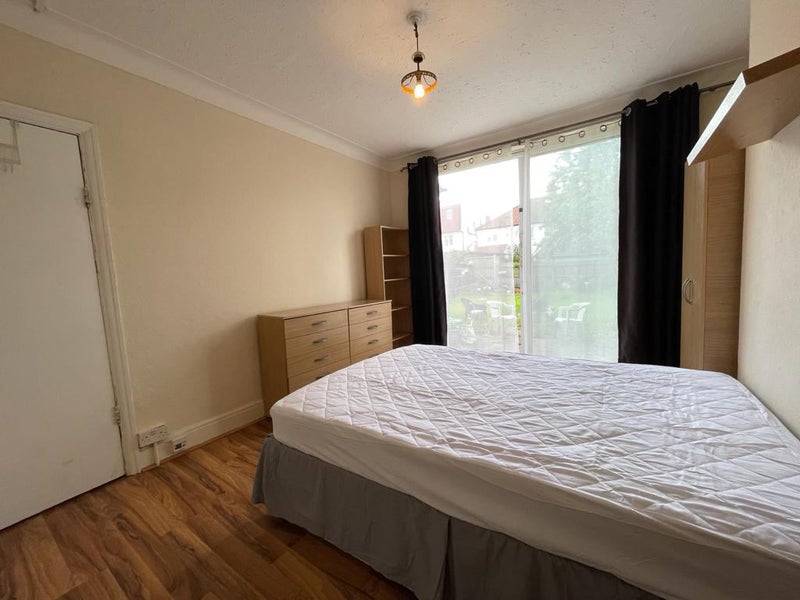 'Double Room/Dollis Hill/No Deposit!!' Room to Rent from SpareRoom