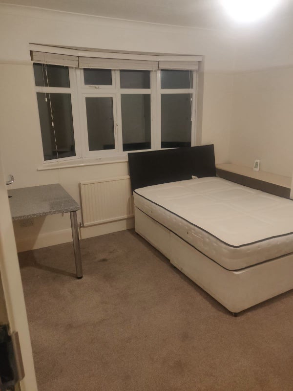 'Ensuite Double Bedroom in Motspur Park' Room to Rent from SpareRoom