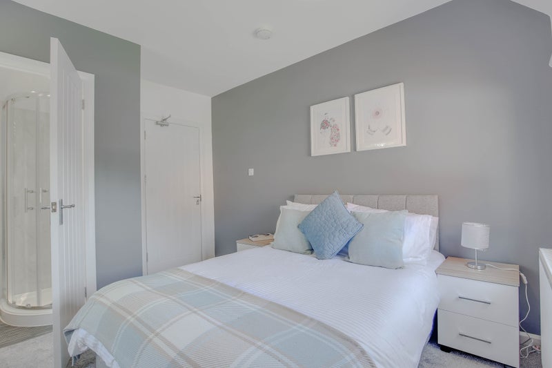 Photo 1: Bedroom/ en-suite