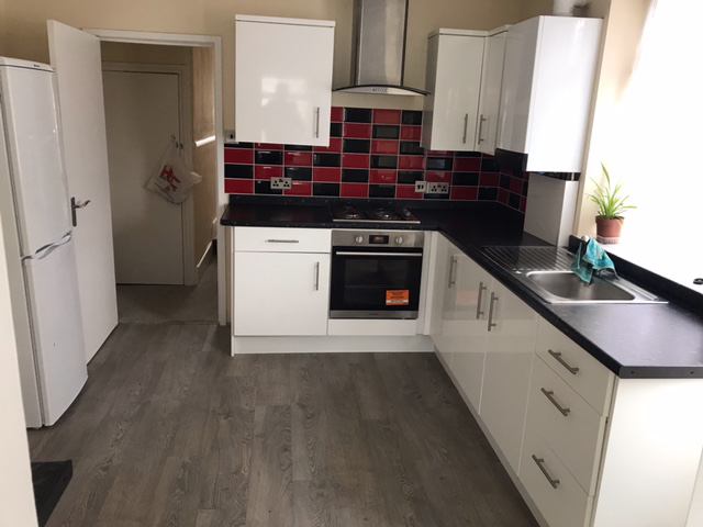 Photo 1: KITCHEN