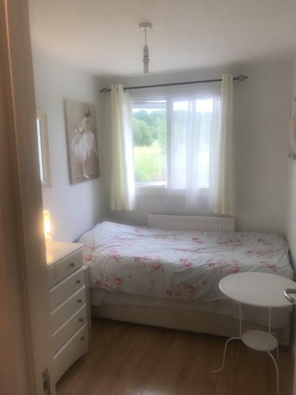 'Clean tidy single room to let in borehamwood' Room to Rent from SpareRoom