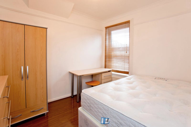 'Rooms to rent near city and Canary Wharf ' Room to Rent from SpareRoom