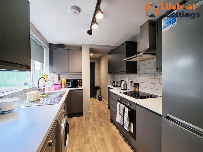 Photo 1: Kitchen a