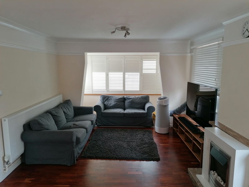 Photo 1: livingroom
