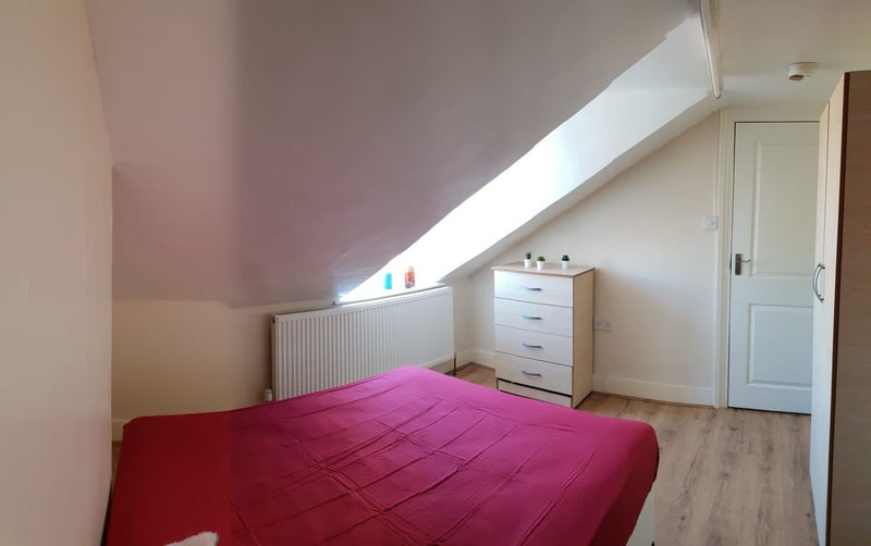 'Beautiful home near Lewisham station' Room to Rent from SpareRoom