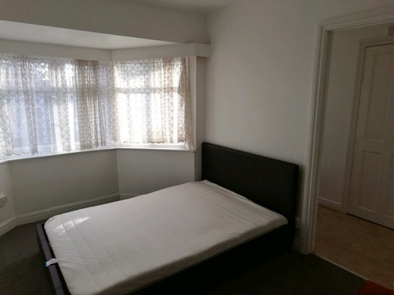 'Studio flat near Northolt Station available' Room to Rent from SpareRoom