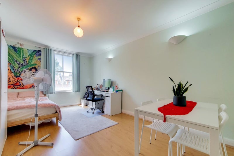 'A lovely 2 bedroom property in Edgware Road' Room to Rent from SpareRoom