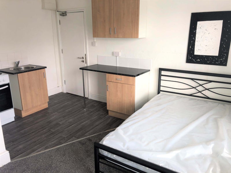 Dudley Town Centre Brand New Studios & Flats **' Room to Rent from