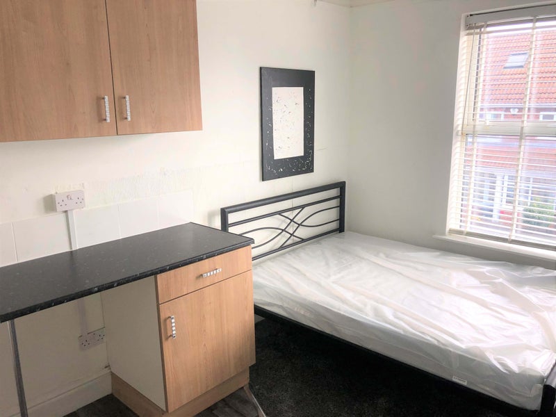 Dudley Town Centre Brand New Studios & Flats **' Room to Rent from