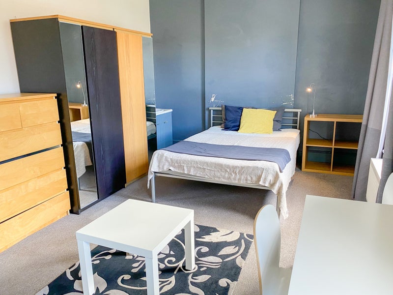 'Large Double Room in Redhill Centre All Bills Incl' Room to Rent from SpareRoom