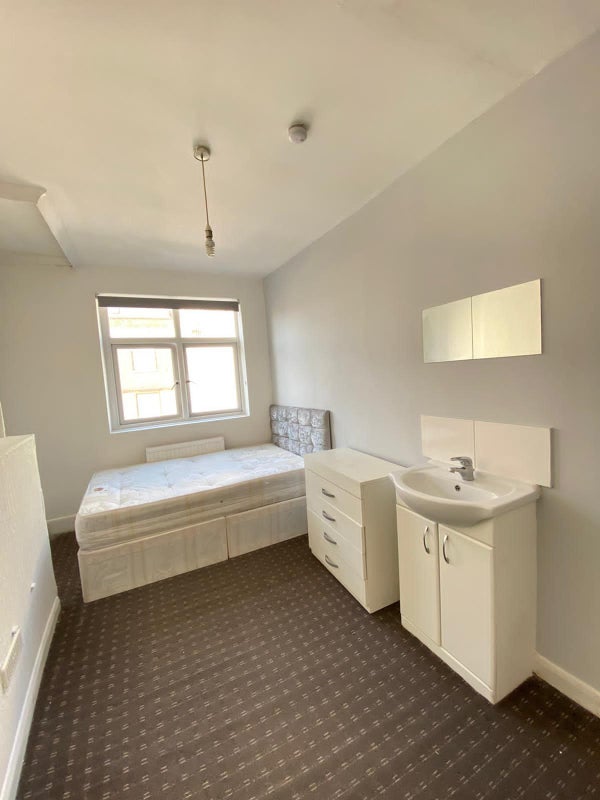 'Medium size double room available at Acton high st' Room to Rent from