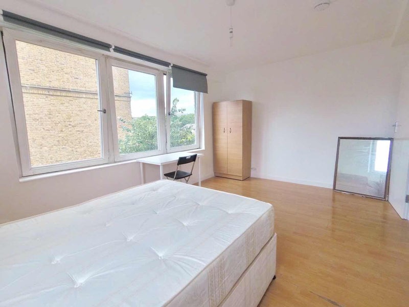 'Bright &Spacious 3bed flat, Elephant castle ' Room to Rent from SpareRoom
