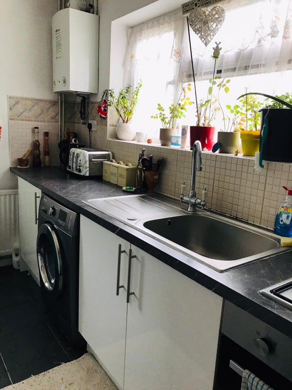 Photo 1: Kitchen 