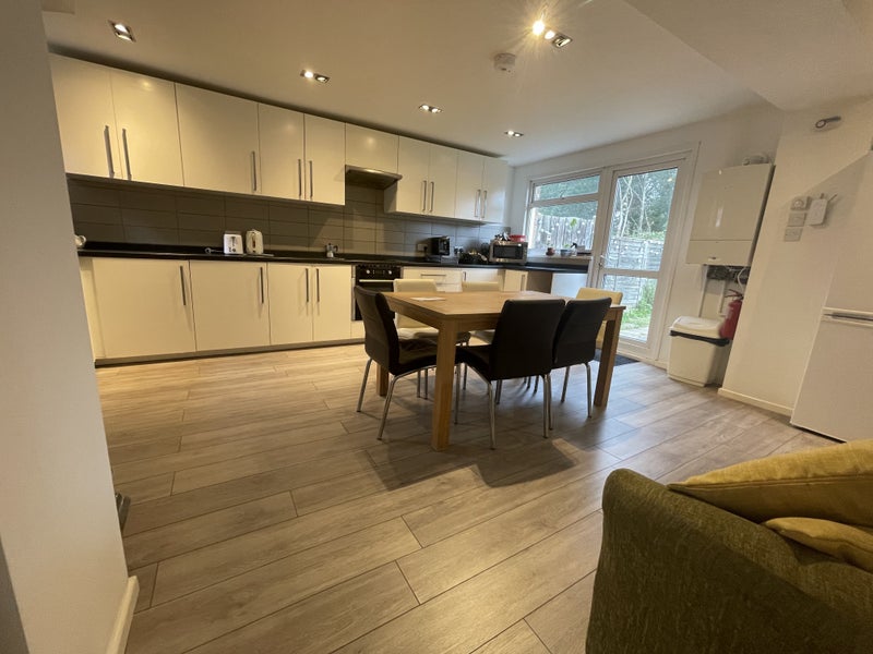 Photo 1: kitchen