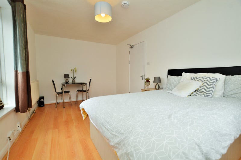 Photo 1: Room 2 (1st floor front)