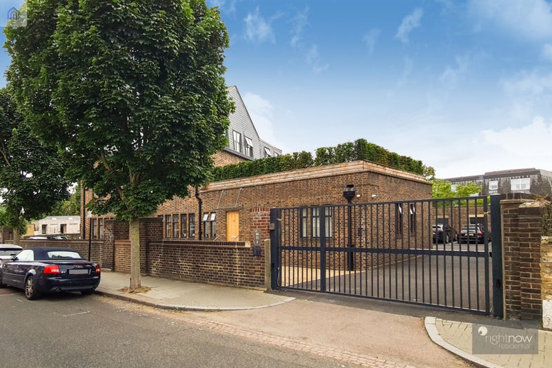 'Super Modern 2 Bed Near Clapham Common ' Room to Rent from SpareRoom