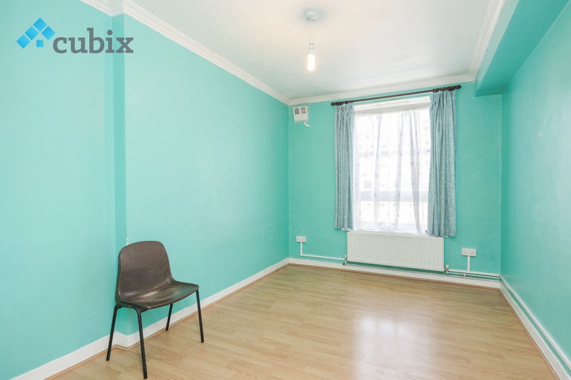 'Large 4 Bedroom Flat in Elephant and Castle SE17' Room to Rent from