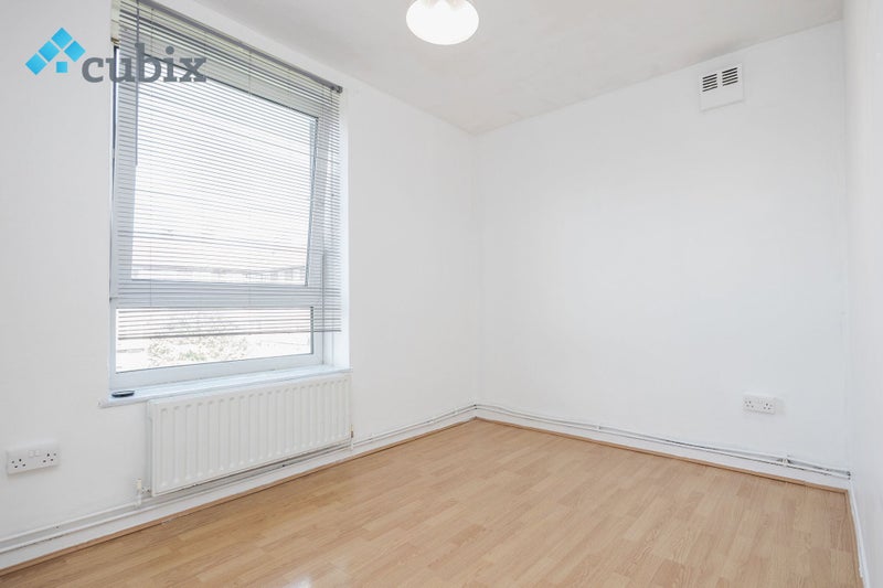 'Large 4 Bedroom Flat in Elephant and Castle SE17' Room to Rent from