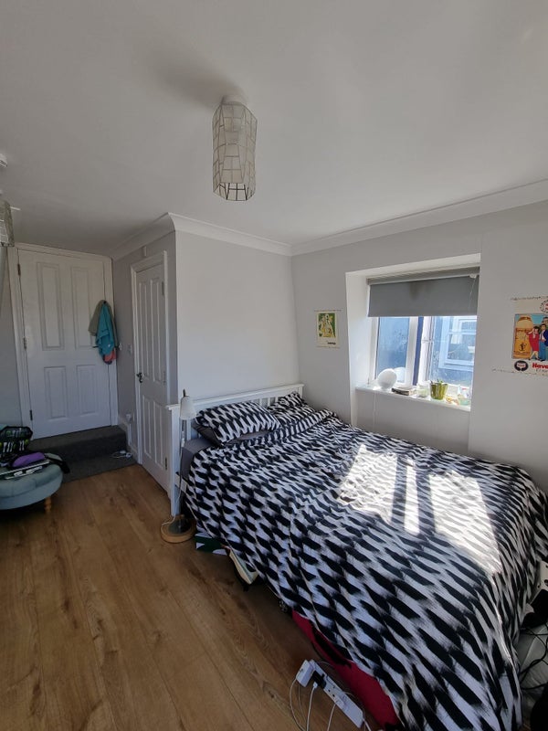 Photo 1: Ensuite room