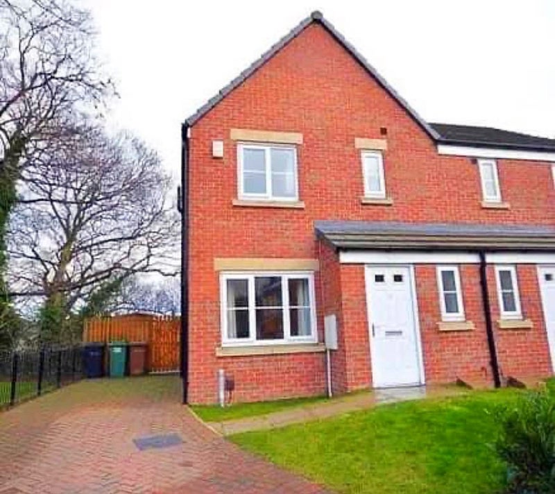 Photo 1: Semi-detached house in Leeds